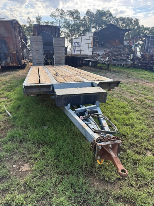 1989 LUSTY TRI-AXLE TAG TRAILER, 45,000 ATM RATED, HYDRAULIC RAMPS, RING FEDER