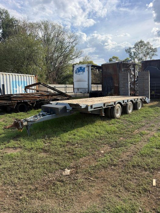 1989 LUSTY TRI-AXLE TAG TRAILER, 45,000 ATM RATED, HYDRAULIC RAMPS, RING FEDER