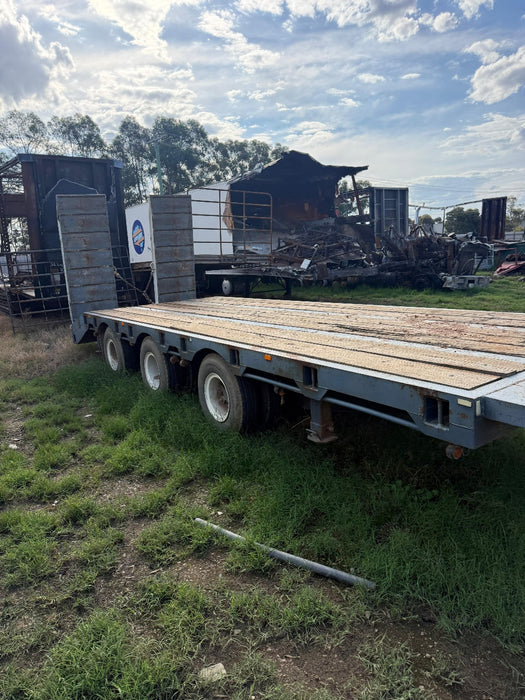 1989 LUSTY TRI-AXLE TAG TRAILER, 45,000 ATM RATED, HYDRAULIC RAMPS, RING FEDER