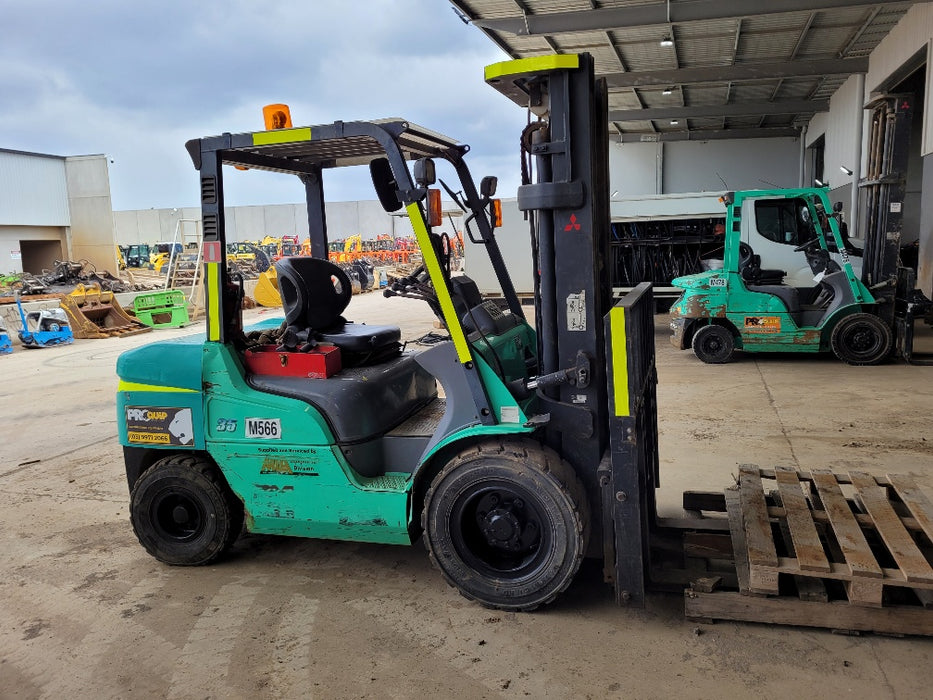 USED MITSUBISHI 3.5T PETROL FORKLIFT WITH 2700 HRS AND 4.7M LIFT