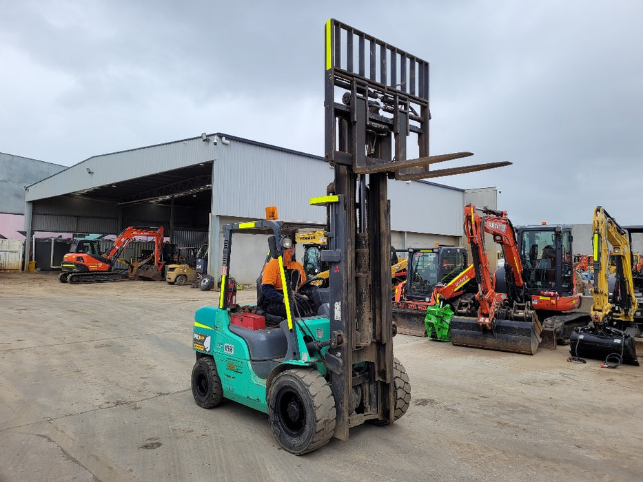 USED MITSUBISHI 3.5T PETROL FORKLIFT WITH 2700 HRS AND 4.7M LIFT