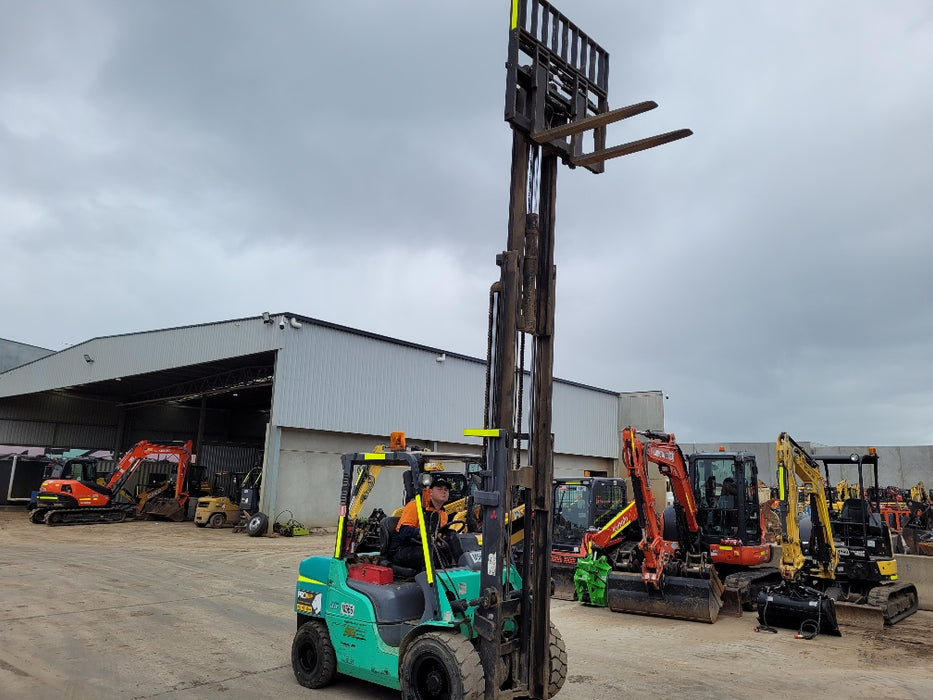 USED MITSUBISHI 3.5T PETROL FORKLIFT WITH 2700 HRS AND 4.7M LIFT