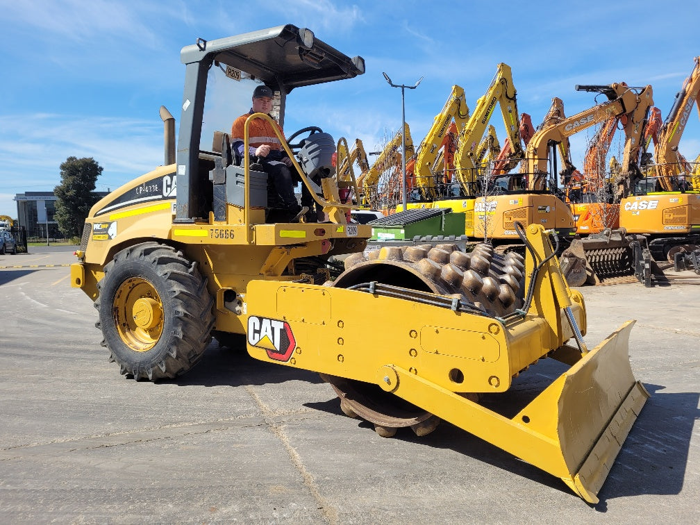 Caterpillar USED Cat CP433E 7T Vibrating Padfoot Drum Roller With 2522 Hrs (R209)