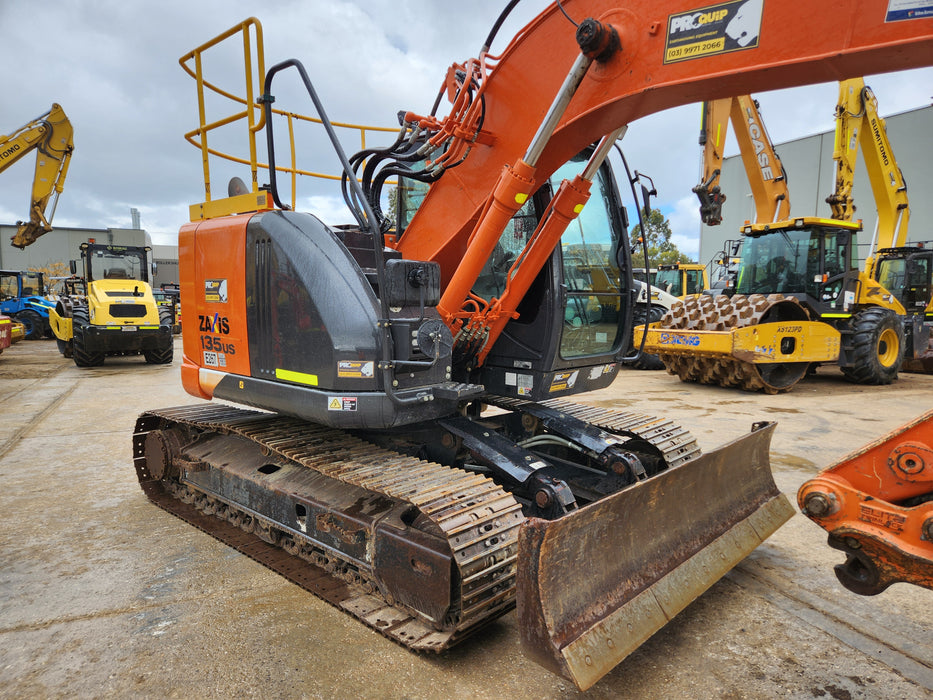 2020 HITACHI ZX135US-5 15T EXCAVATOR (E267) WITH 2865HRS, HITCH & BUCKETS