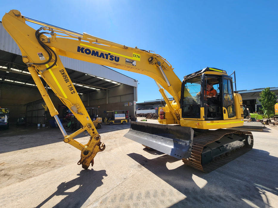 2020 KOMATSU PC228US-8 24T EXCAVATOR (EX76) WITH BLADE AND 5117 HRS