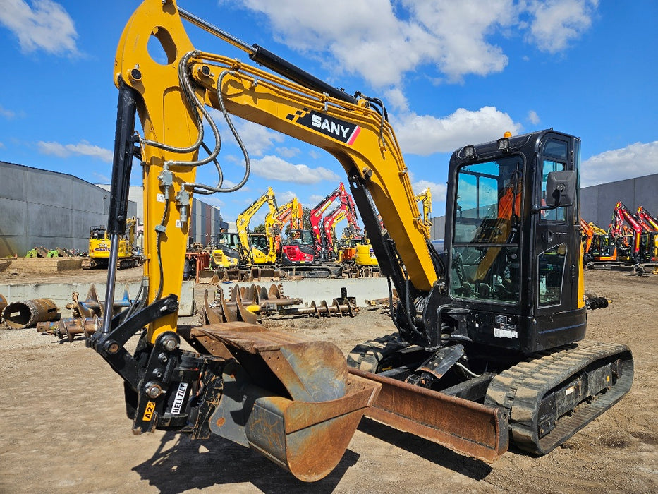 2022 SANY SY50U 5.3T EXCAVATOR WITH TILT HITCH, A/C CAB, BUCKETS AND 260 HOURS
