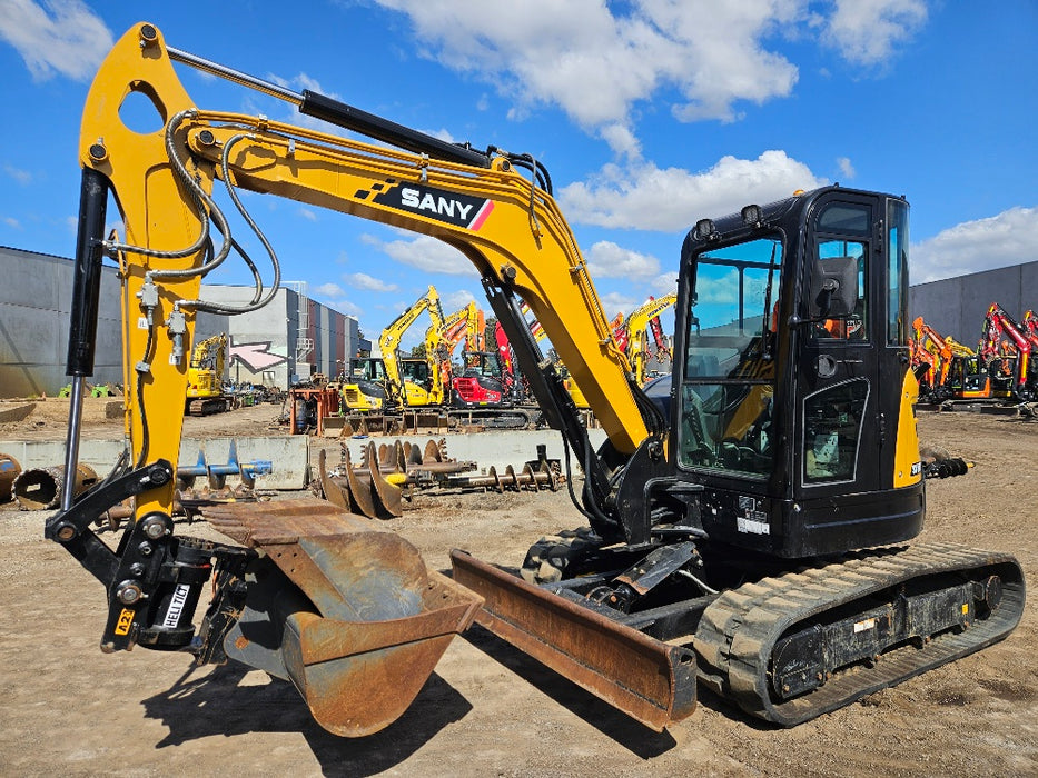 2022 SANY SY50U 5.3T EXCAVATOR WITH TILT HITCH, A/C CAB, BUCKETS AND 260 HOURS