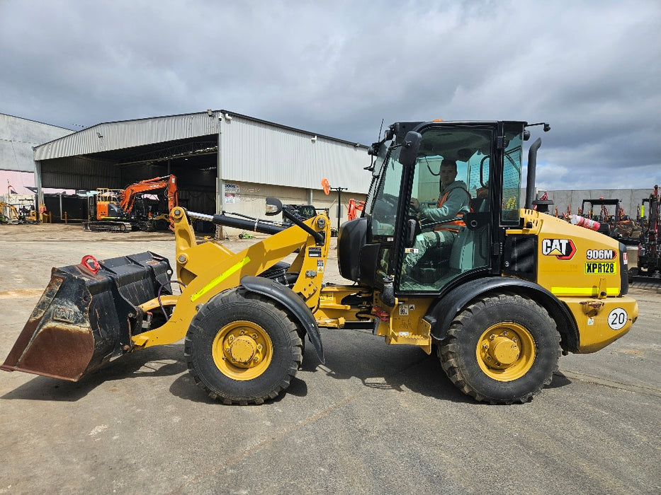 2020 CAT 906M WHEEL LOADER (L148) WITH CAB, QUICK HITCH, GP AND 1301 HOURS