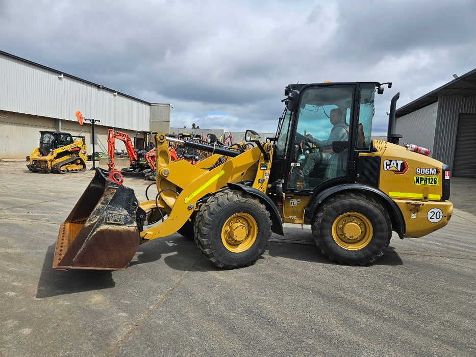2020 CAT 906M WHEEL LOADER (L148) WITH CAB, QUICK HITCH, GP AND 1301 HOURS