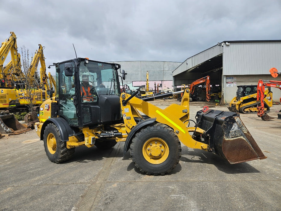 2020 CAT 906M WHEEL LOADER (L148) WITH CAB, QUICK HITCH, GP AND 1301 HOURS