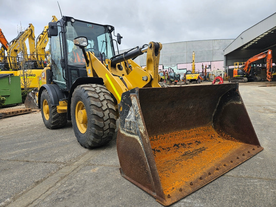 2020 CAT 906M WHEEL LOADER (L148) WITH CAB, QUICK HITCH, GP AND 1301 HOURS