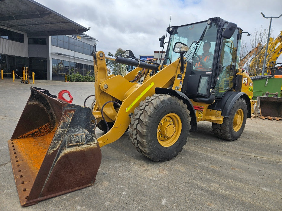 2020 CAT 906M WHEEL LOADER (L148) WITH CAB, QUICK HITCH, GP AND 1301 HOURS
