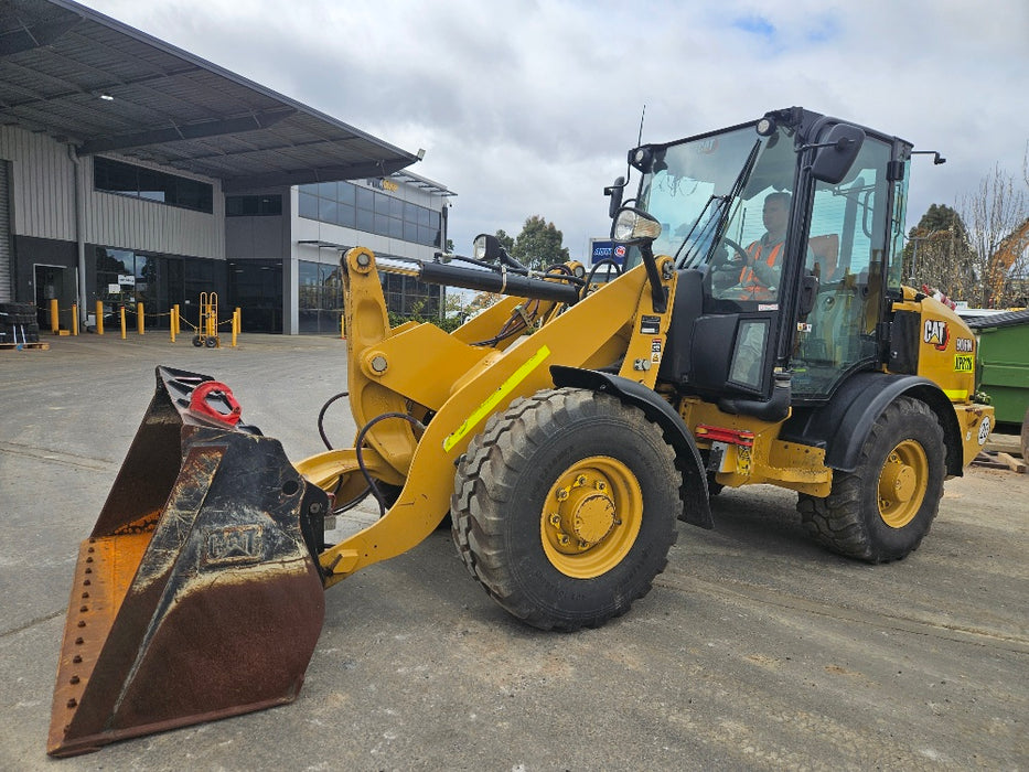 2020 CAT 906M WHEEL LOADER (L148) WITH CAB, QUICK HITCH, GP AND 1301 HOURS