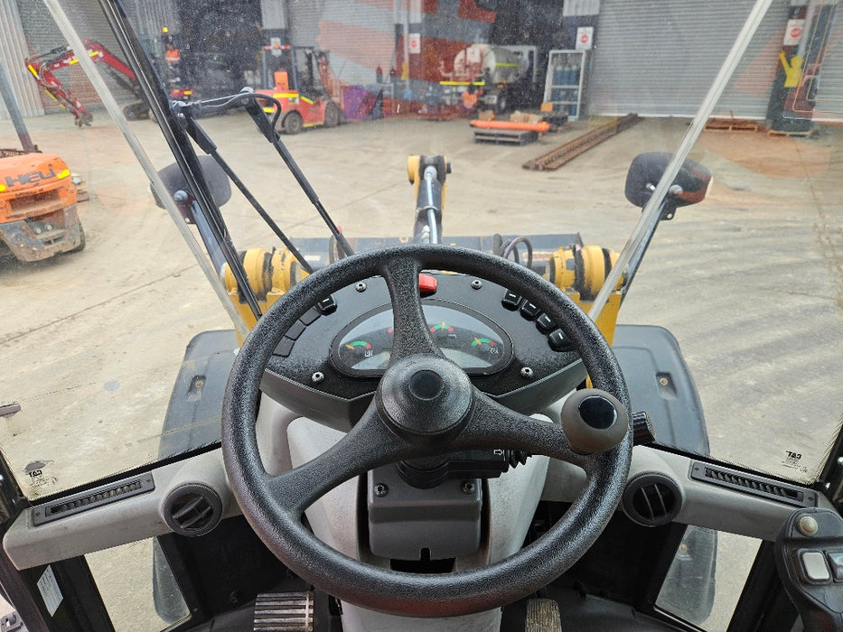 2020 CAT 906M WHEEL LOADER (L148) WITH CAB, QUICK HITCH, GP AND 1301 HOURS