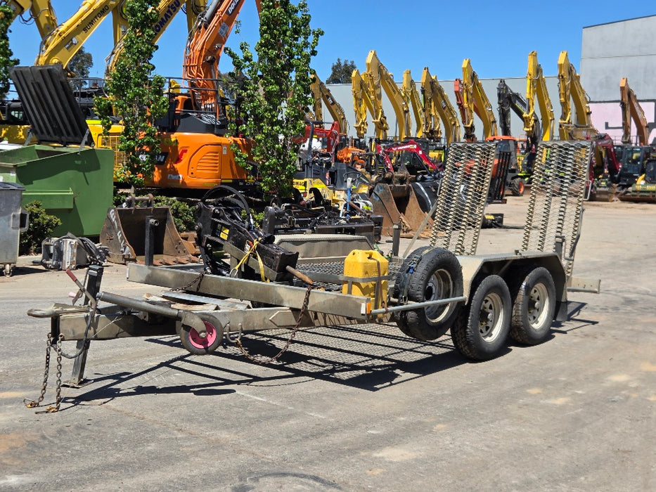 2019 CAT 302.7D 2.7T EXCAVATOR WITH HYDRAULIC HITCH, BUCKETS AND 3440 HOURS