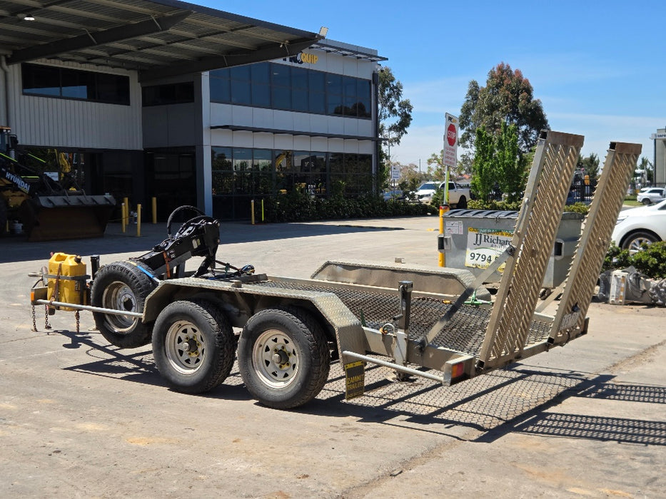 2019 CAT 302.7D 2.7T EXCAVATOR WITH HYDRAULIC HITCH, BUCKETS AND 3440 HOURS