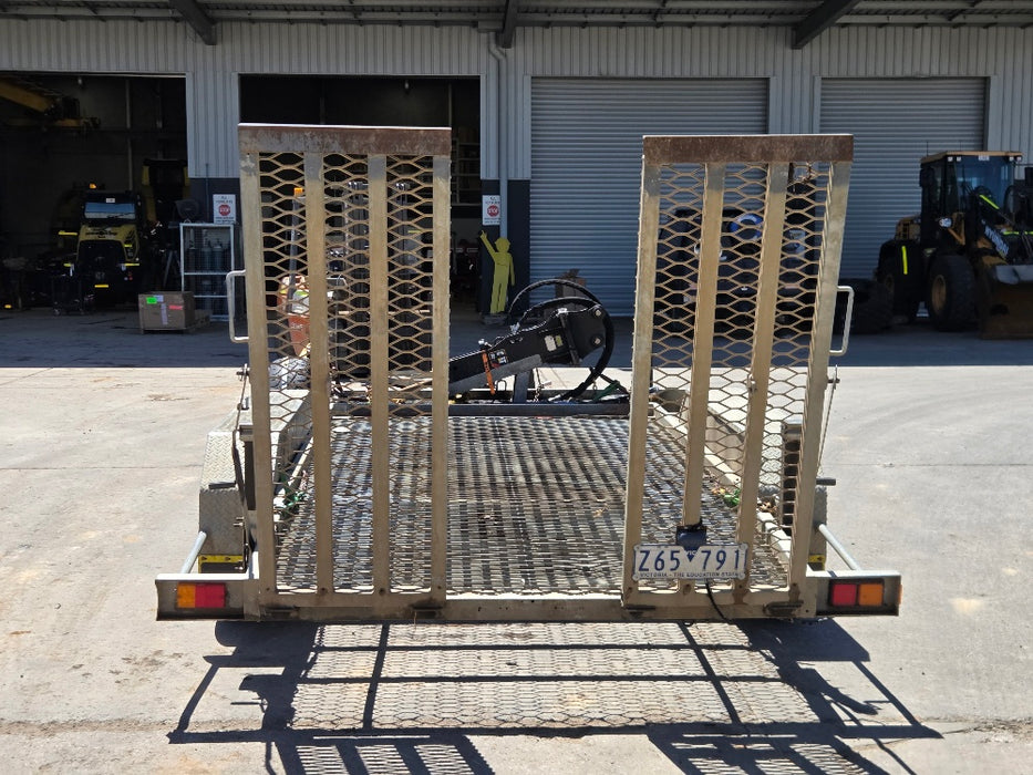 2019 CAT 302.7D 2.7T EXCAVATOR WITH HYDRAULIC HITCH, BUCKETS AND 3440 HOURS