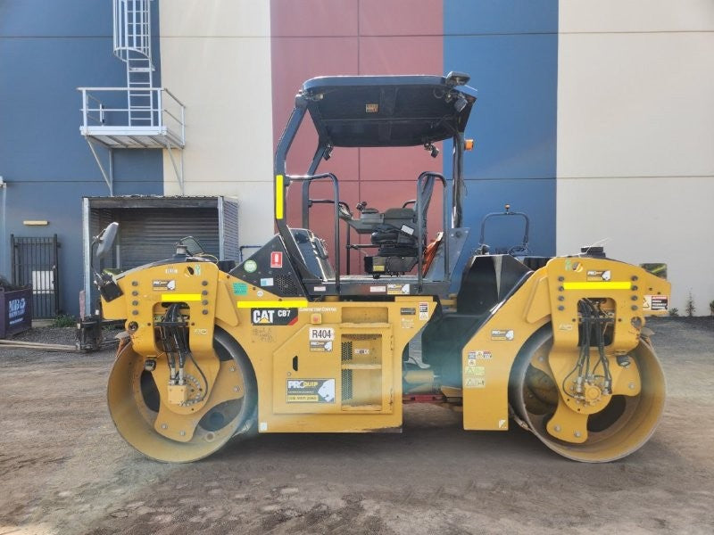 2018 CAT CB7 8T TWIN SMOOTH DRUM ROLLER (R404) WITH CIVIL SPEC AND 800 HOURS
