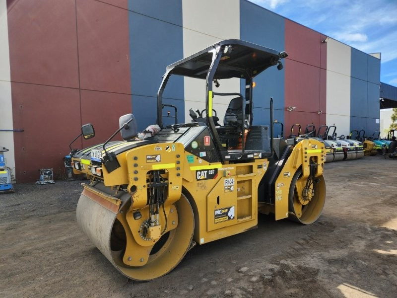 2018 CAT CB7 8T TWIN SMOOTH DRUM ROLLER (R404) WITH CIVIL SPEC AND 800 HOURS