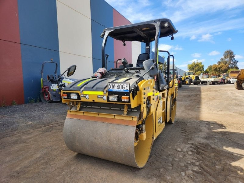 2018 CAT CB7 8T TWIN SMOOTH DRUM ROLLER (R404) WITH CIVIL SPEC AND 800 HOURS