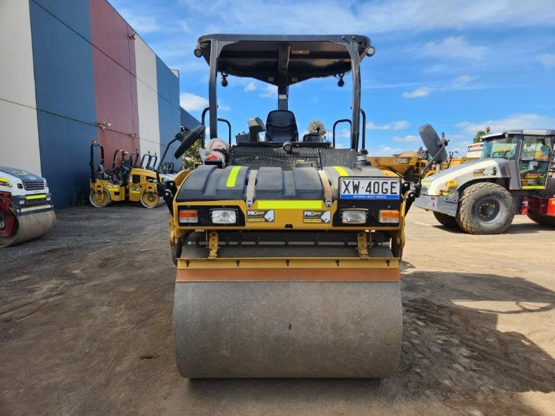 2018 CAT CB7 8T TWIN SMOOTH DRUM ROLLER (R404) WITH CIVIL SPEC AND 800 HOURS