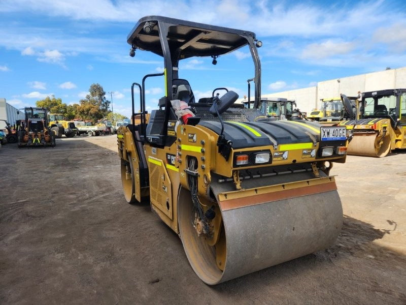 2018 CAT CB7 8T TWIN SMOOTH DRUM ROLLER (R404) WITH CIVIL SPEC AND 800 HOURS
