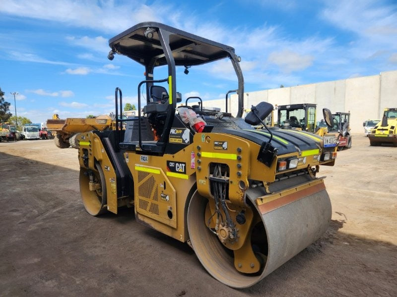 Proquip 2018 Cat CB7 8T Twin Smooth Drum Roller (R404) With Civil Spec And 900 Hours