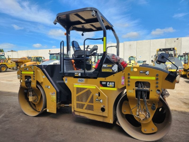 2018 CAT CB7 8T TWIN SMOOTH DRUM ROLLER (R404) WITH CIVIL SPEC AND 800 HOURS