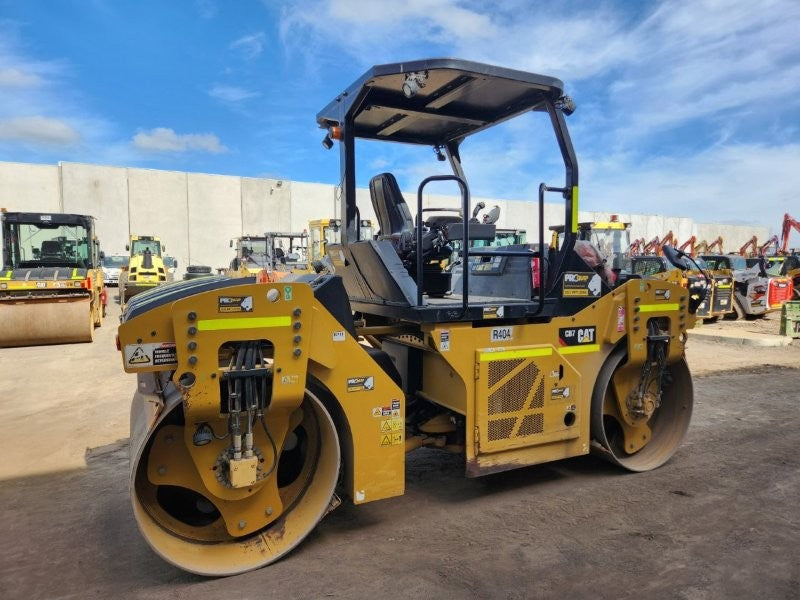 2018 CAT CB7 8T TWIN SMOOTH DRUM ROLLER (R404) WITH CIVIL SPEC AND 800 HOURS