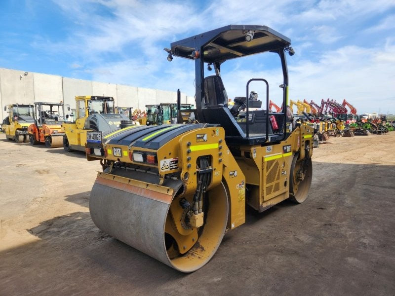 2018 CAT CB7 8T TWIN SMOOTH DRUM ROLLER (R404) WITH CIVIL SPEC AND 800 HOURS