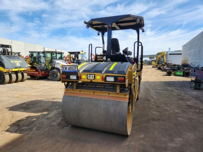 2018 CAT CB7 8T TWIN SMOOTH DRUM ROLLER (R404) WITH CIVIL SPEC AND 800 HOURS