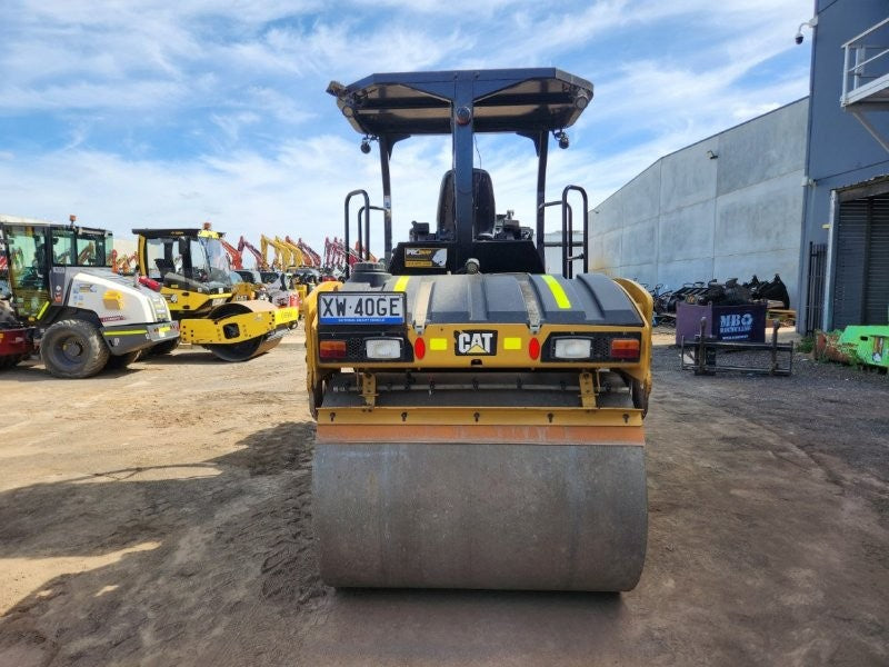 2018 CAT CB7 8T TWIN SMOOTH DRUM ROLLER (R404) WITH CIVIL SPEC AND 800 HOURS