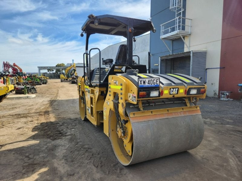 2018 CAT CB7 8T TWIN SMOOTH DRUM ROLLER (R404) WITH CIVIL SPEC AND 800 HOURS