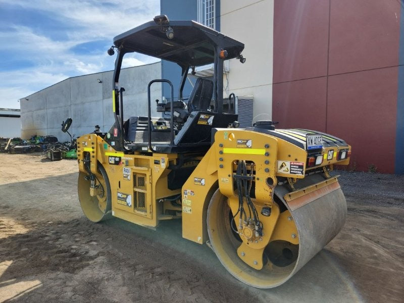 2018 CAT CB7 8T TWIN SMOOTH DRUM ROLLER (R404) WITH CIVIL SPEC AND 800 HOURS