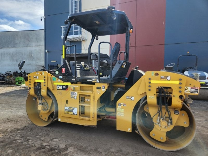 2018 CAT CB7 8T TWIN SMOOTH DRUM ROLLER (R404) WITH CIVIL SPEC AND 800 HOURS