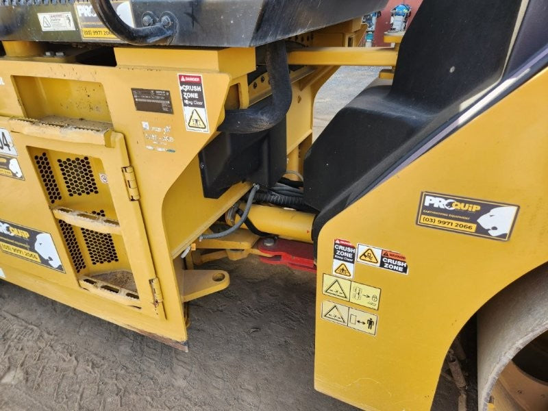 2018 CAT CB7 8T TWIN SMOOTH DRUM ROLLER (R404) WITH CIVIL SPEC AND 800 HOURS