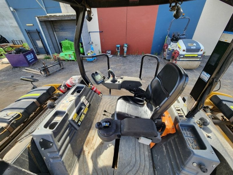 2018 CAT CB7 8T TWIN SMOOTH DRUM ROLLER (R404) WITH CIVIL SPEC AND 800 HOURS