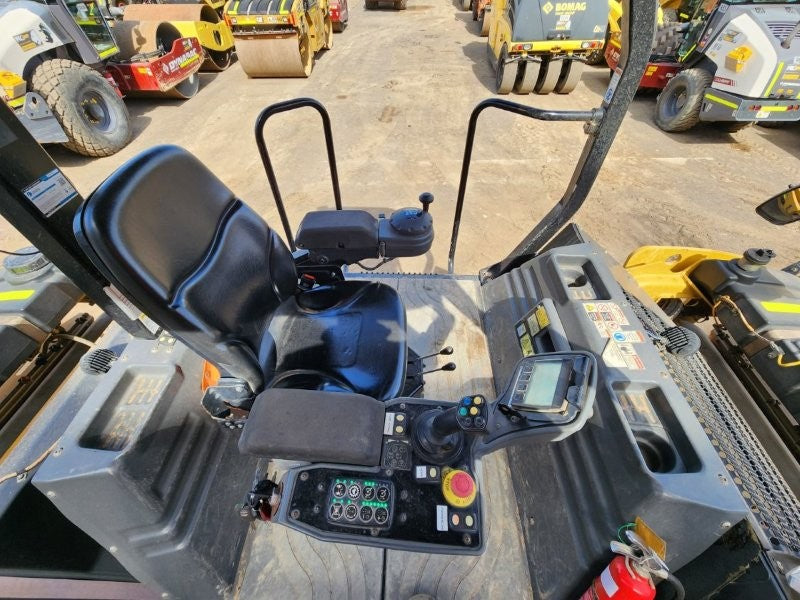 2018 CAT CB7 8T TWIN SMOOTH DRUM ROLLER (R404) WITH CIVIL SPEC AND 800 HOURS