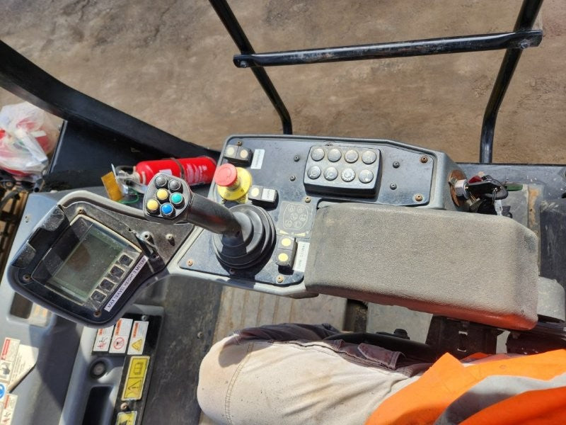 2018 CAT CB7 8T TWIN SMOOTH DRUM ROLLER (R404) WITH CIVIL SPEC AND 800 HOURS