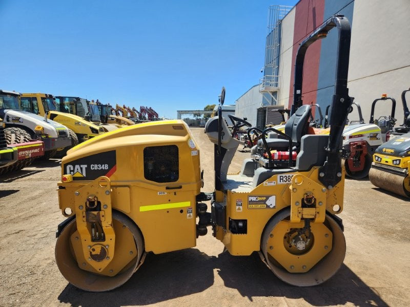 2018 CAT CB34B 4T TANDEM DRUM ROLLER (R389) WITH 750 HOURS