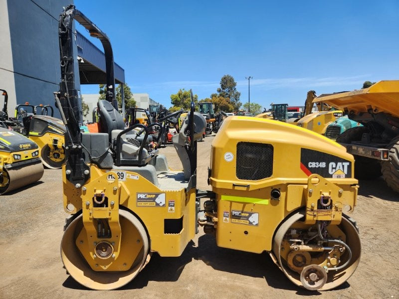 2018 CAT CB34B 4T TANDEM DRUM ROLLER (R389) WITH 750 HOURS
