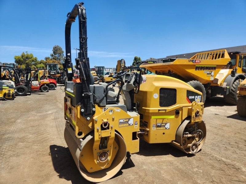 2018 CAT CB34B 4T TANDEM DRUM ROLLER (R389) WITH 750 HOURS