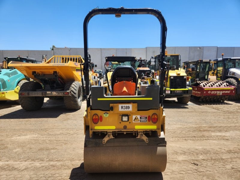 2018 CAT CB34B 4T TANDEM DRUM ROLLER (R389) WITH 750 HOURS