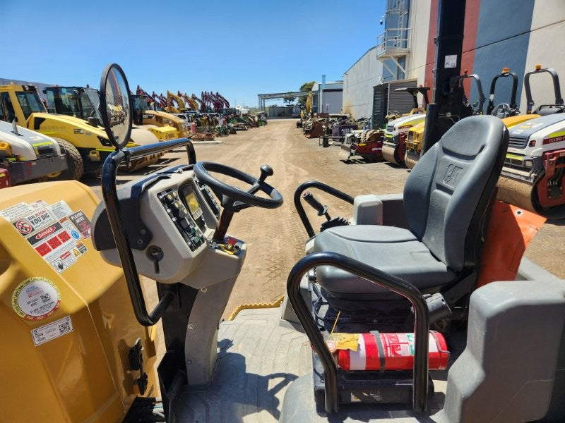 2018 CAT CB34B 4T TANDEM DRUM ROLLER (R389) WITH 750 HOURS