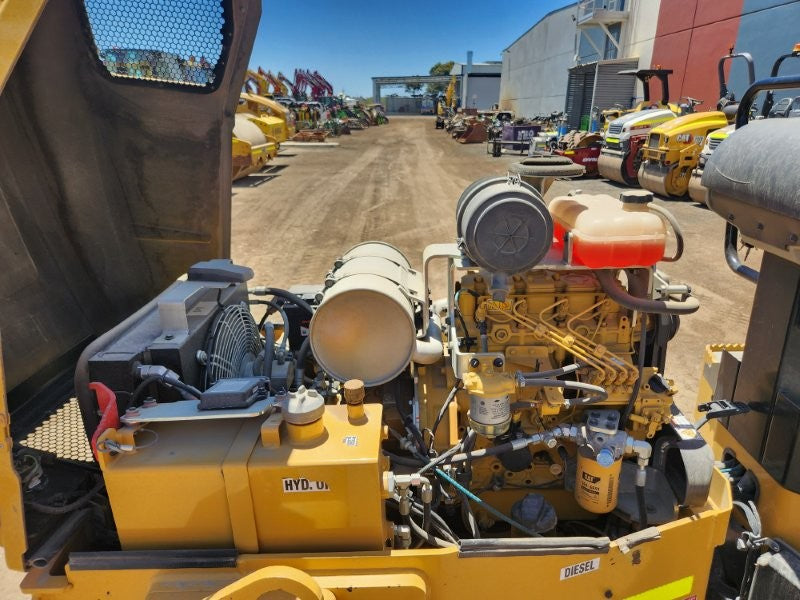 2018 CAT CB34B 4T TANDEM DRUM ROLLER (R389) WITH 750 HOURS
