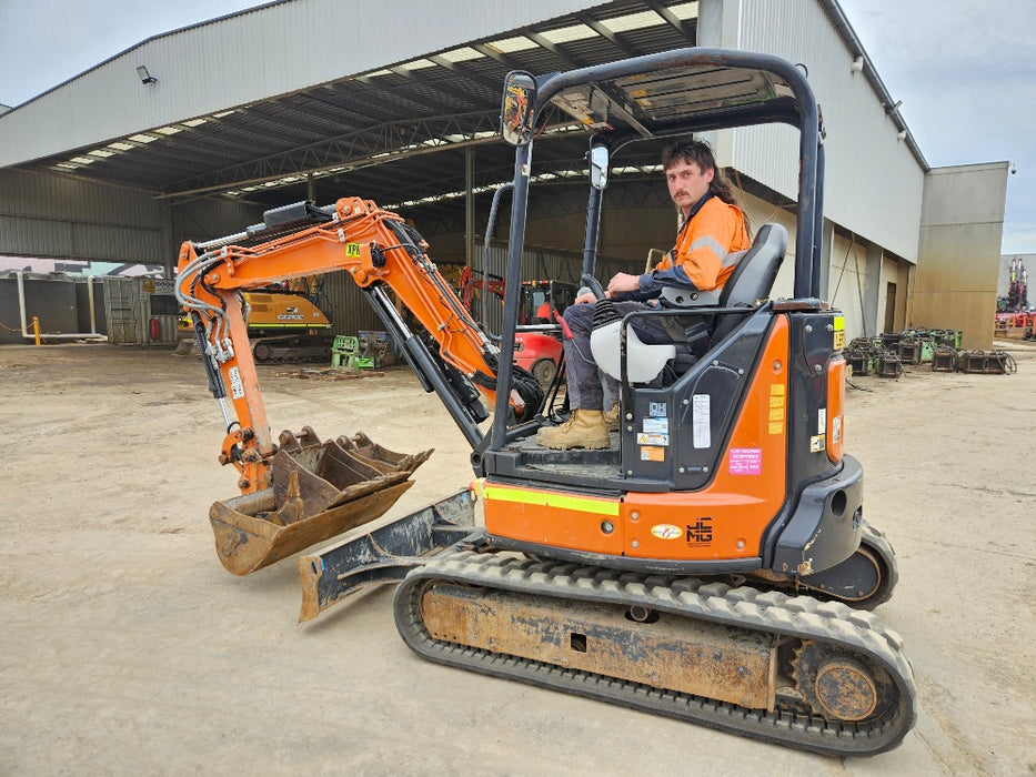 2022 HITACHI ZX33U-5 3.4T EXCAVATOR (M939) WITH HITCH, BUCKETS AND 930 HOURS