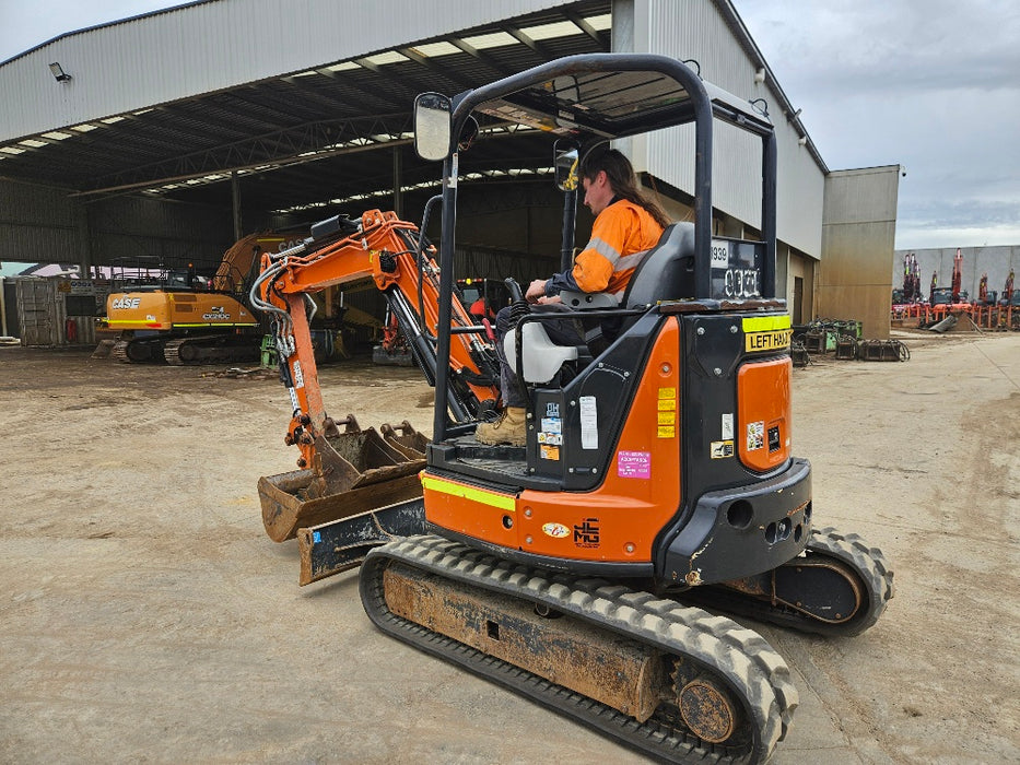 2022 HITACHI ZX33U-5 3.4T EXCAVATOR (M939) WITH HITCH, BUCKETS AND 930 HOURS