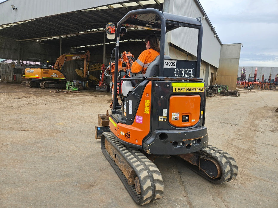 2022 HITACHI ZX33U-5 3.4T EXCAVATOR (M939) WITH HITCH, BUCKETS AND 930 HOURS