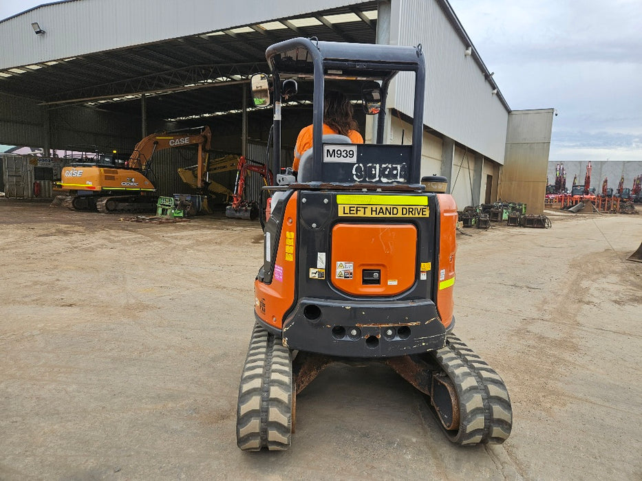 2022 HITACHI ZX33U-5 3.4T EXCAVATOR (M939) WITH HITCH, BUCKETS AND 930 HOURS