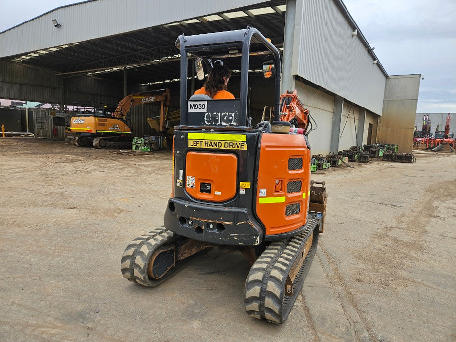 2022 HITACHI ZX33U-5 3.4T EXCAVATOR (M939) WITH HITCH, BUCKETS AND 930 HOURS